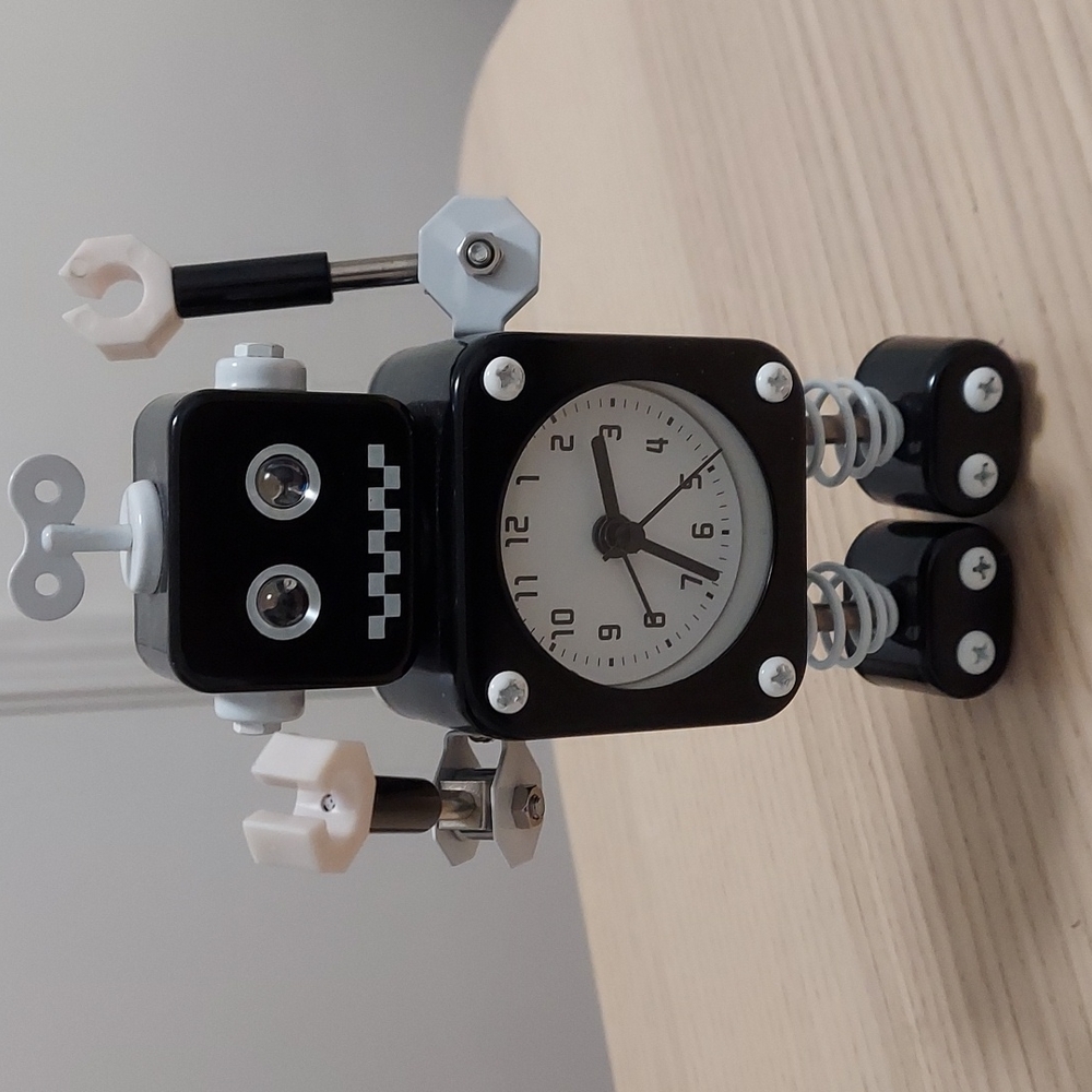 Cute robot clock - Picture 3 of 3